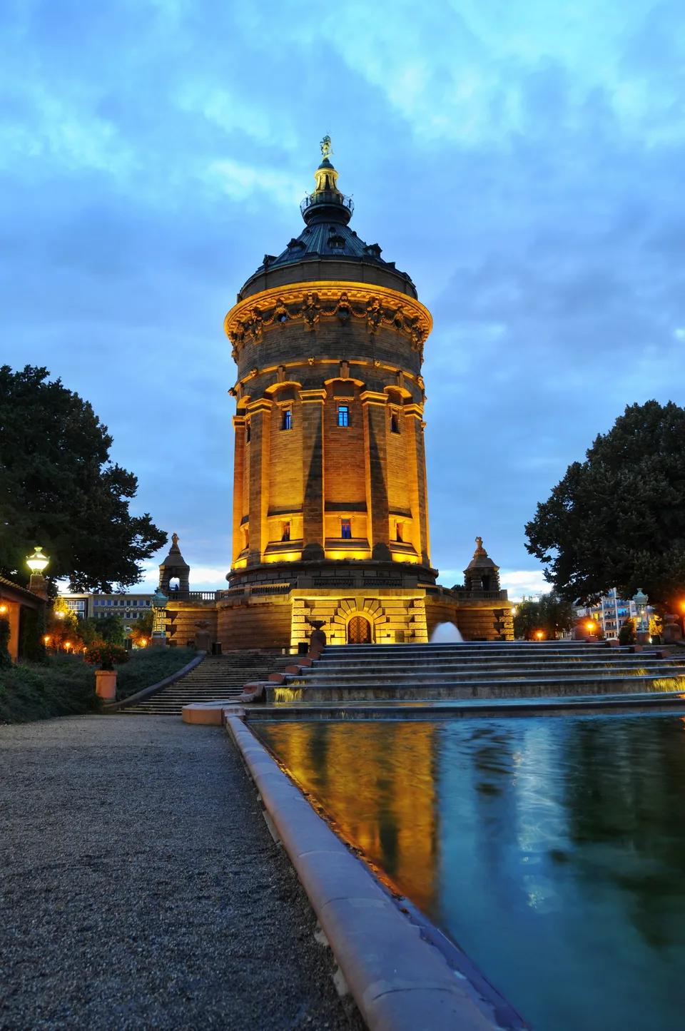 Osvětlený mannheimský Wasserturm za soumraku