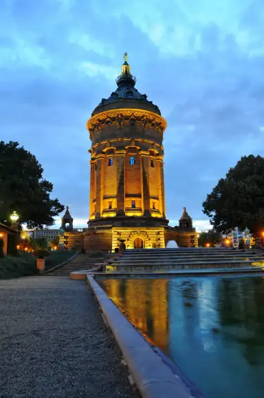 Osvětlený mannheimský Wasserturm za soumraku